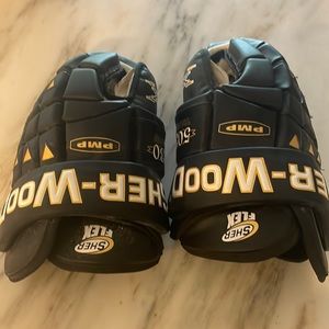 Mens hockey gloves